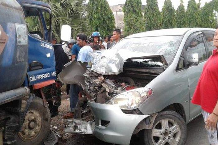 Toyota Kijang Innova hancur depan lawan truk tangki di Kalimantan Barat