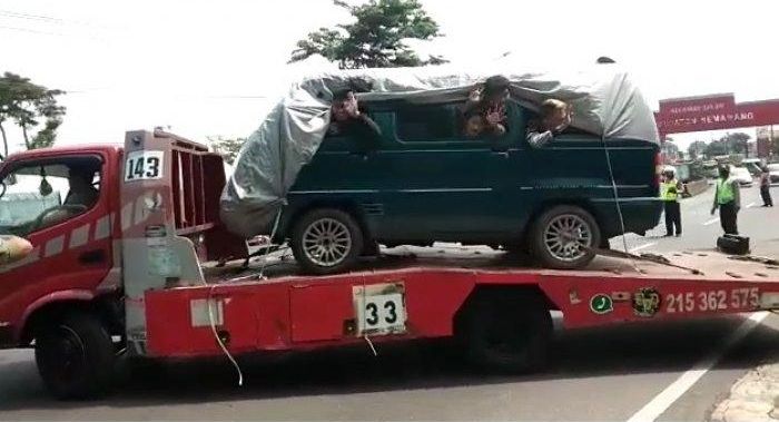 Suzuki Carry bertutup cover mobil naik ke truk gendong, ternyata isinya pemudik, distop polisi di Semarang. Babay...