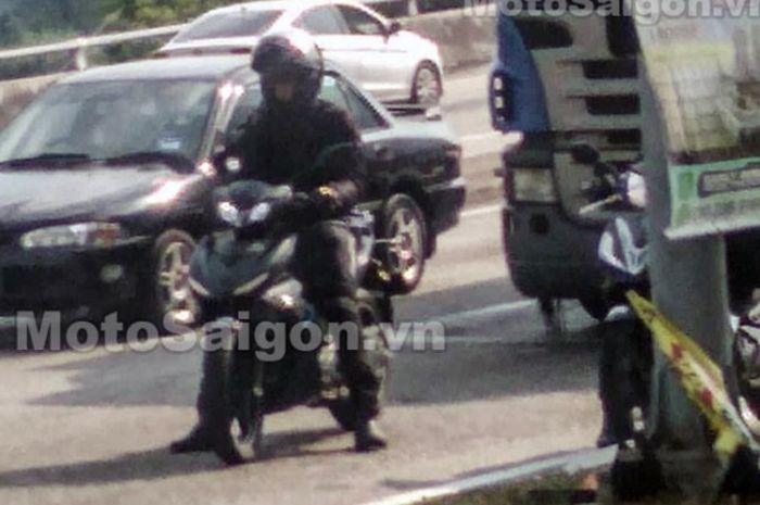 Sosok bebek misterius terciduk di jalanan