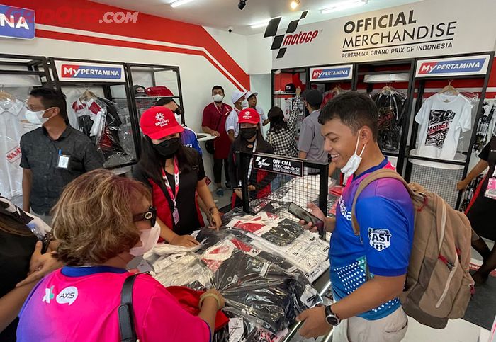 Salah satu booth official merchandise di sirkuit Mandalika saat MotoGP Indonesia 2022