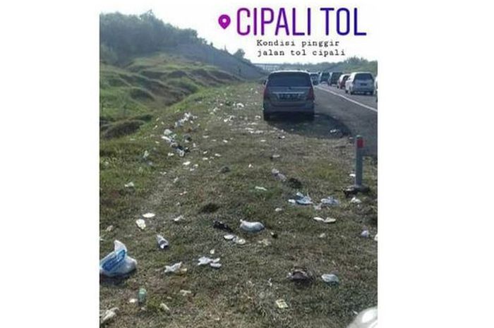 Sampah berserakan di pinggir tol Cipali gara-gara pemudik yang beristirahat di bahu jalan