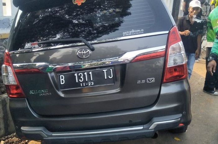 Kendaraan sepeda mobil terperosok ke dalam saluran air akibat hilang kendali yang menyebabkan kecelakaan menabrak satu mobil, tiga motor dan satu bajaj di Jalan Tambak, Menteng, Jakarta Pusat pada Selasa (28/6/2022).