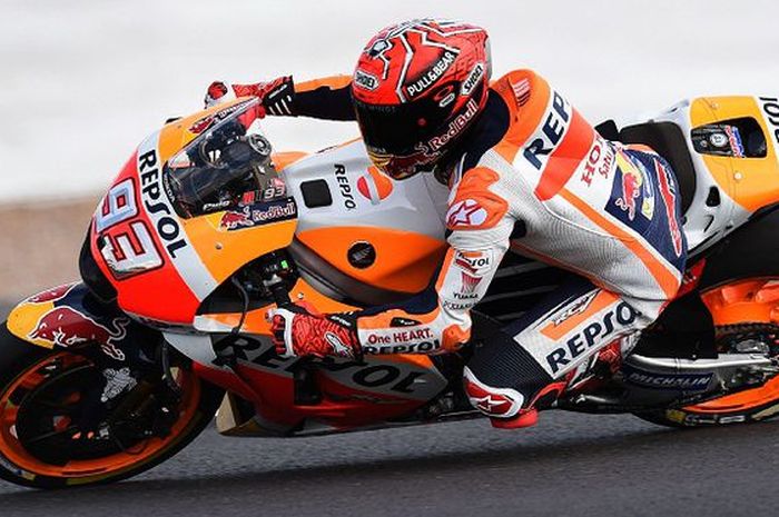 Pebalap Repsol Honda Team, Marc Marquez, memacu motornya dalam sesi kualifikasi kedua GP Inggris di 