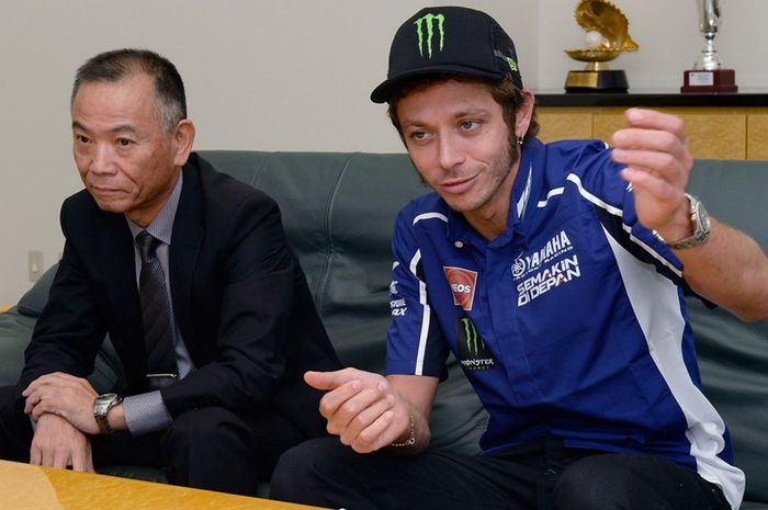 Masao Furusawa (kiri) dan Valentino Rossi (kanan)