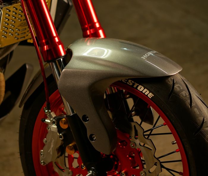 Sepakbor custom Honda CB150R.