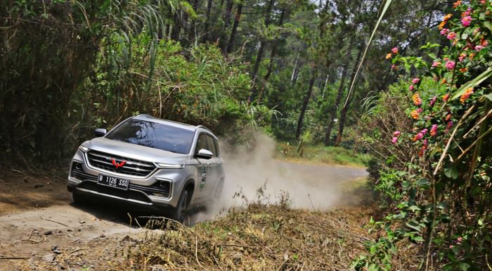 Wuling Almaz Handal Menjelajahi Kaki Gunung Papandayan