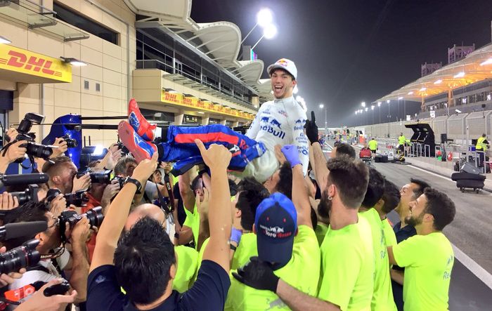 Pierre Gasly diarak kru tim Toro Rosso usai finish keempat di GP F1 Bahrain, ini pertasi terbaiknya dan juga mesin Honda sejak kembali di era mesin hybrid