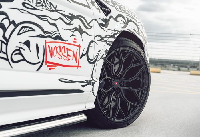 Lamborghini Urus pasang pelek Vossen Forged S17-01 ukuran 23 inci 