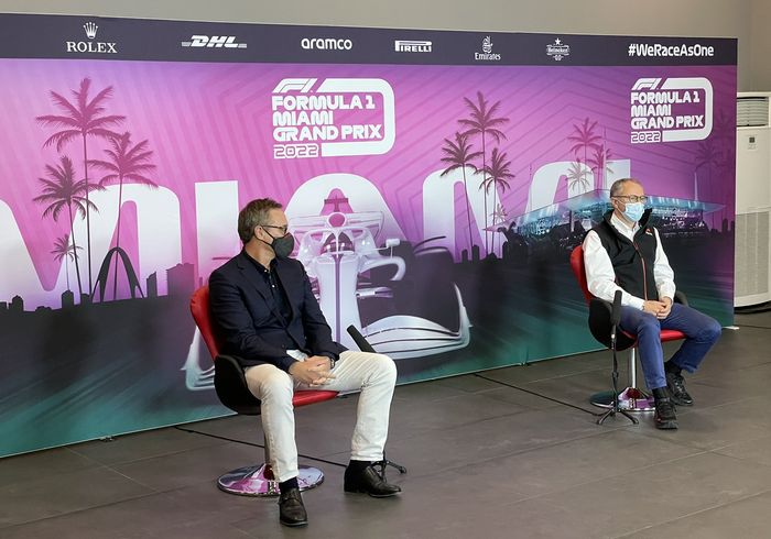CEO F1, Stefano Domenicali (kanan) saat mengumumkan F1 Miami masuk kalender balap tahun 2022