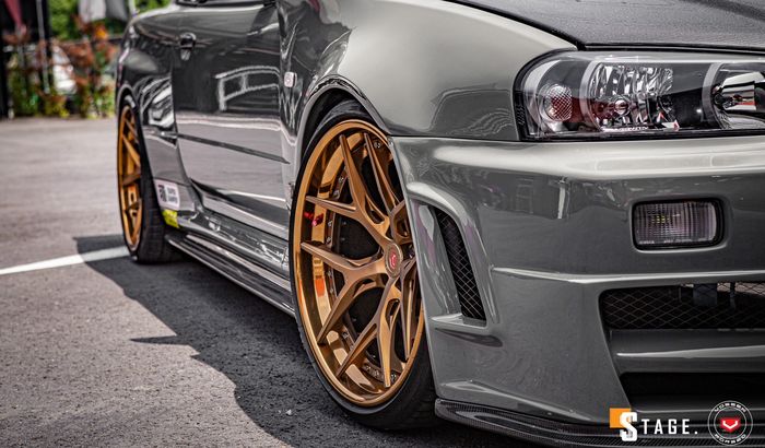 Nissan GT-R R34 pakai pelek Vossen seri S21-10 berukuran 20 inci