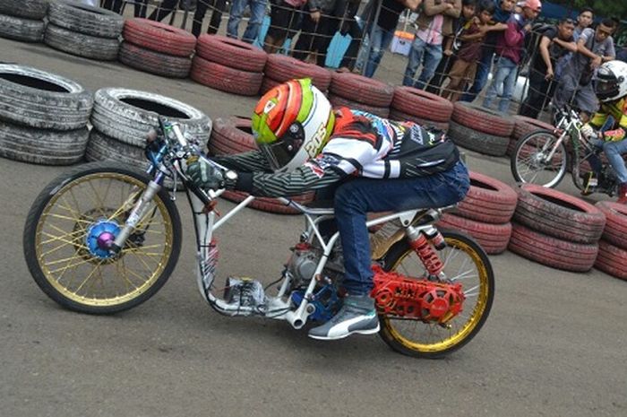 Ilustrasi balap motor drag bike.