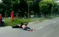Jatuh Dari Motor Dan Terseret, Pengendara Motor Ini Selamat, Tapi Panen Sumpah Serapah