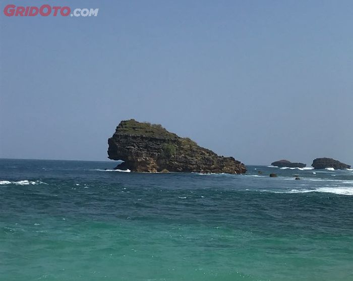 Batu karang 'Putri Samudra' yang menjorok ke laut di pantai Pasir Putih