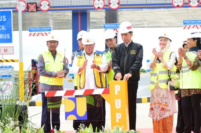 Presiden Republik Indonesia Joko Widodo resmikan beroperasinya Tol Bocimi Seksi 1 Ciawi-Cigombong, (1/12/2018)