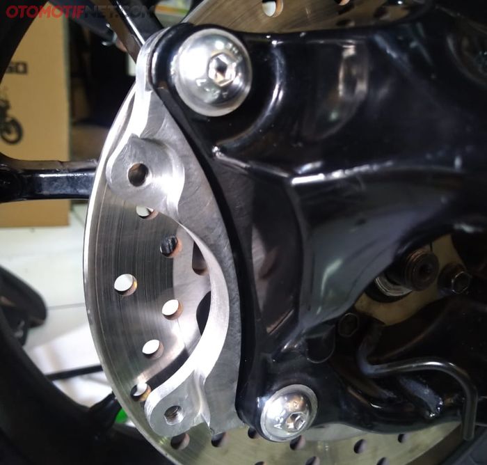Pengen bikin rem belakang All New NMAX lebih hedon, bisa pasang paket part ini. Yaitu bracket kaliper, adaptor disk, dan adaptor ABS.