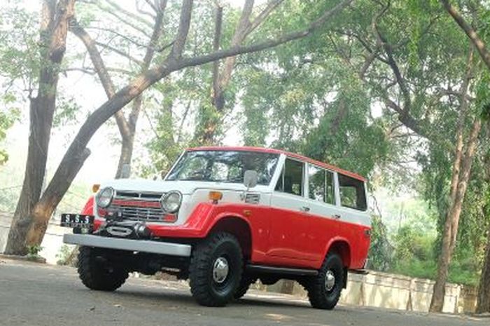 Toyota Land Cruiser FJ55 dikelir merah dan putih sebagai simbol kecintaan pada NKRI