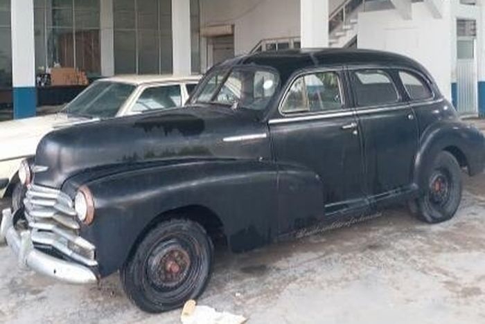 Chevrolet Fleetmaster 1948 di bekas gedung dealer Mercedes-Benz di Makassar.