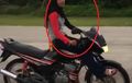 Ada-ada Saja Kelakuan Kids Zaman Now, Naik Motor Gaya Apa Tuh?