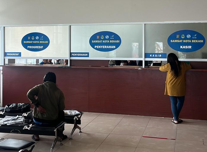 Ilustrasi masyarakat patuh bayar pajak di Samsat