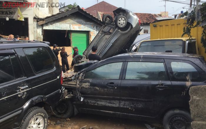 Sebuah Datsun Go+ Panca dalam posisi terbalik, korban banjir Pondok Gede Permai, Jatiasih, Bekasi, Jabar (3/1/2020)