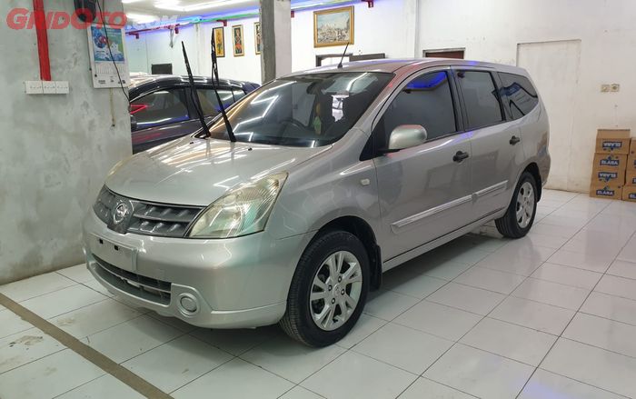 Harga mobil bekas Nissan Grand Livina 2007