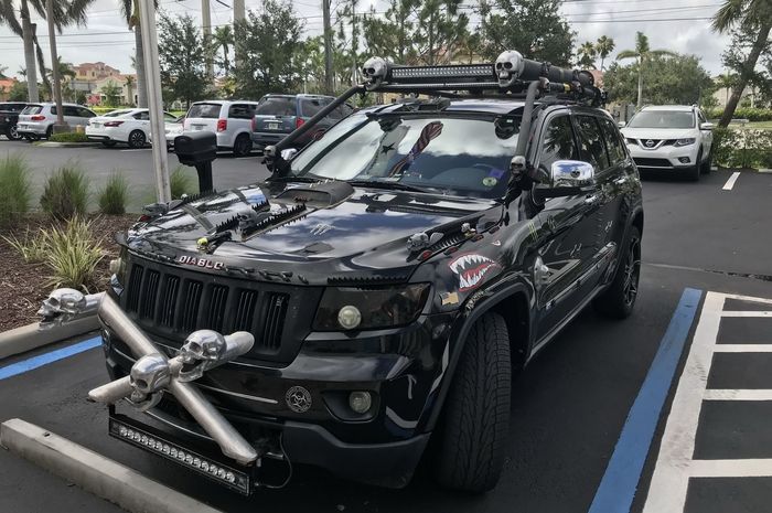 Jeep Grand Cherokee pakai aksesori ala bajak laut