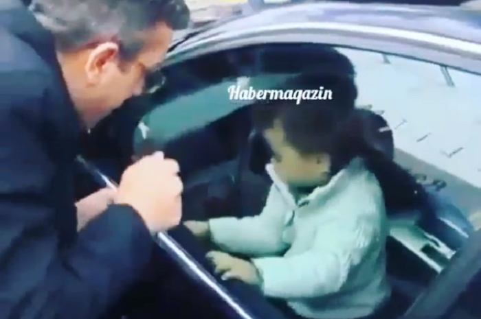 Anak kecil yang terkunci di dalam mobil