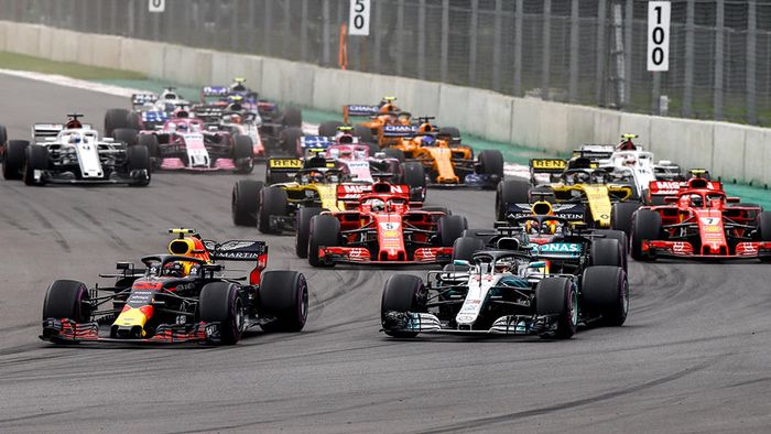 Max Verstappen (kiri) berebut posisi terdepan dengan Lewis Hamilton di tikungan pertama GP F1 Meksiko 2018