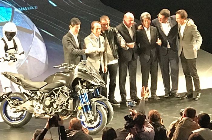 Valentino Rossi dan jajaran Yamaha Eropa meluncurkan Yamaha Niken di EICMA Milan, italia (6/11/2017)