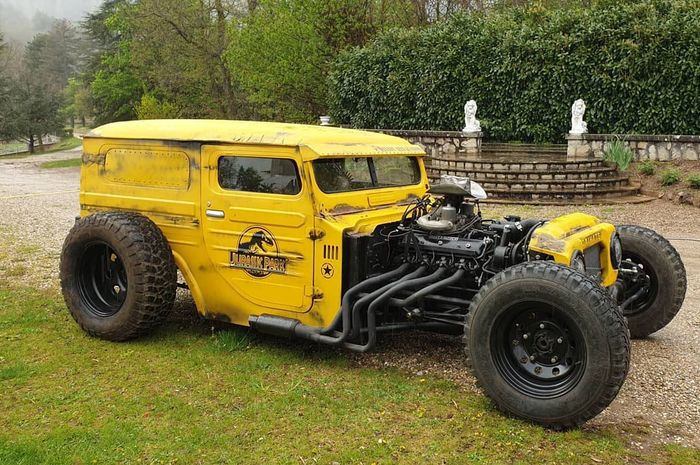 Modifikasi ekstrem Daihatsu Taft bergaya rat rod dengan mesin V8