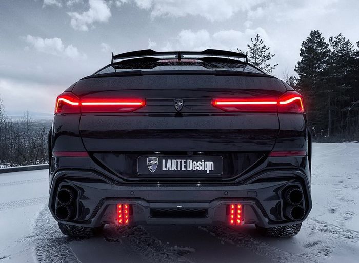 Tampilan belakang modifikasi BMW X6 dengan gaya agresif