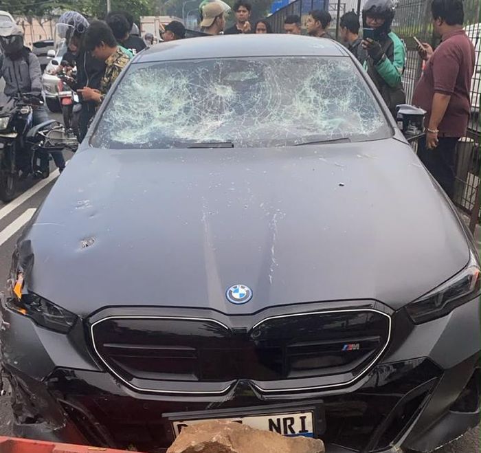Kecelakaan lalu lintas yang melibatkan mobil listrik BMW i5 dan sepeda motor Honda Supra terjadi di Jalan Meruya Selatan, tepatnya di depan Universitas Mercu Buana,