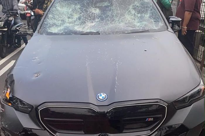 Kecelakaan lalu lintas yang melibatkan mobil listrik BMW i5 dan sepeda motor Honda Supra terjadi di Jalan Meruya Selatan, tepatnya di depan Universitas Mercu Buana,