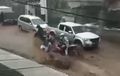 Detik-Detik Motor Terseret Banjir Deras Yang Meluap Ke Jalan di Cipanas, Motor Lenyap