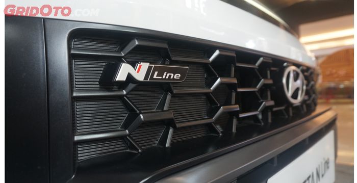 Badge N Line di atas gril baru yang lebih tegas