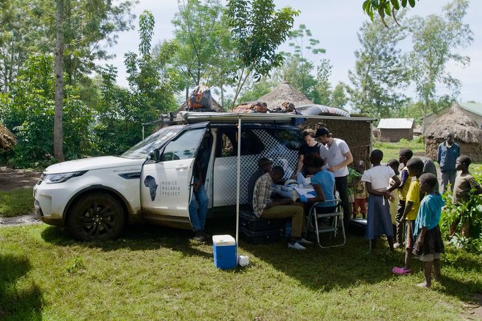 Mobile Malaria Project berbasis Land Rover Discovery saat melakukan penelitian di Afrika