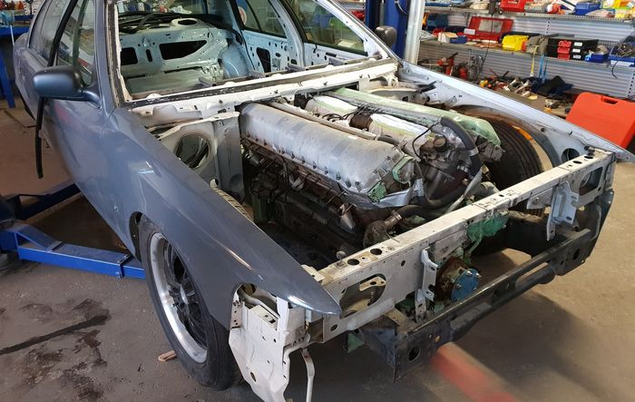 Mobil polisi Ford Crown Victoria dipaksa telan mesin bekas Tank