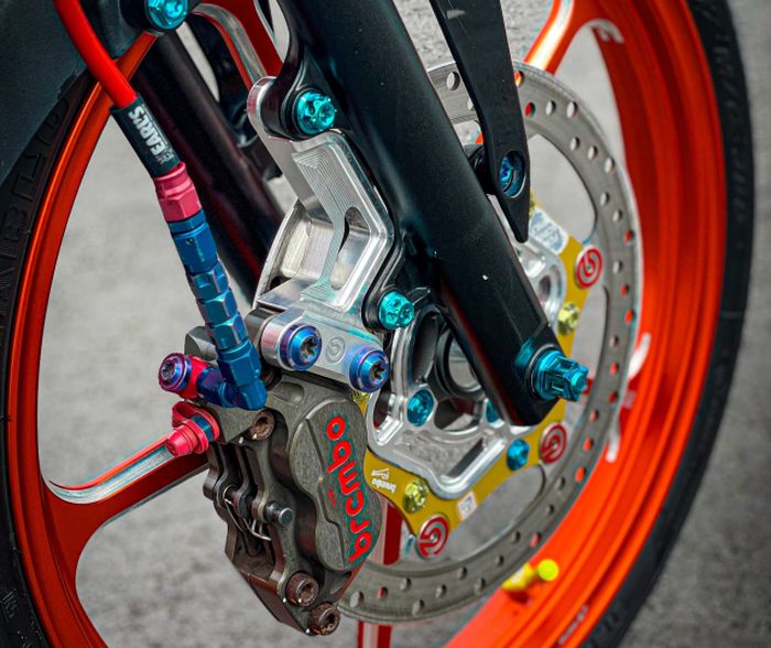 Kaki-kaki mendapatkan pelek RCB dan pengereman Brembo