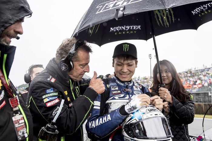 Bos tim Yamaha Tech 3 Herve Poncharal saat memberi semangat pada Kohta Nozane sebelum start MotoGP Jepang di Motegi hari Minggu (15/10/2017)