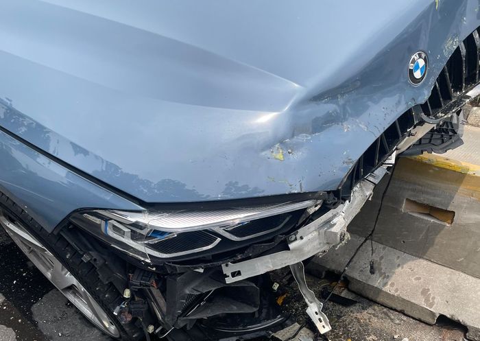 Bmw 8 series alami kecelakaan di Gatot Soebroto