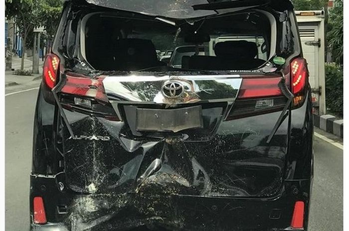 Kecelakaan Toyota Alphard