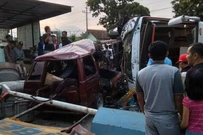 Kecelakaan bus pariwisata dan Isuzu Panther di Boyolali, Jawa Tengah, Sabtu (13/10/2018)