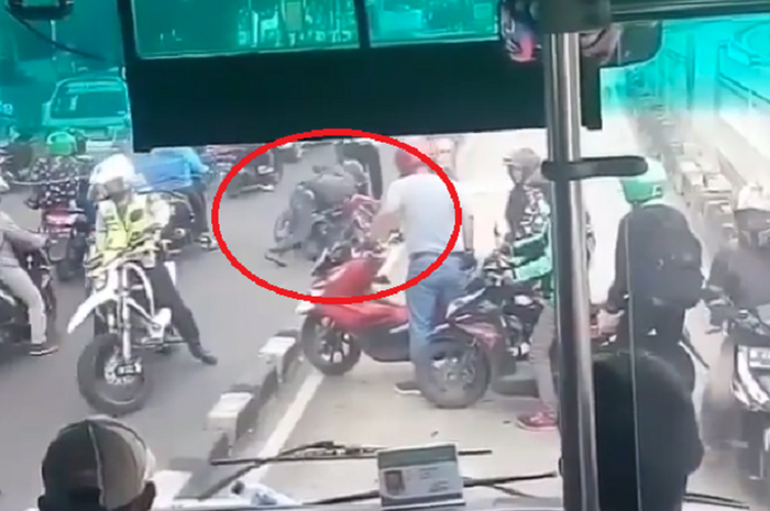 Ilustrasi pemotor tertangkap di jalur busway 