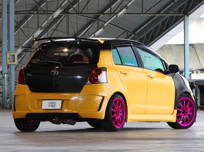 Modifikasi Toyota Yaris bapkao gaya racing dengan warna bodi mencolok