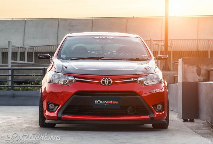 Tampilan depan Toyota Vios sudah berhias serat karbon