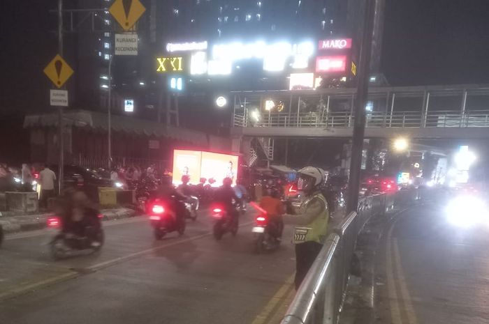 Pantauan lalu lintas di mall basura Pasar Gembrong setelah terjadi tauran kembali lancar