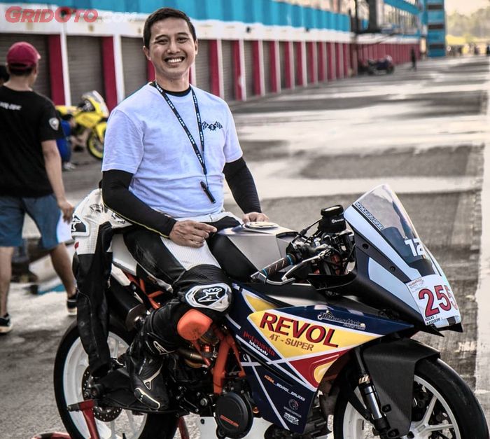 Herman akhirnya merangkul teman-teman sesama pecinta KTM dan pehobi track day untuk membuat event track day khusus KTM.