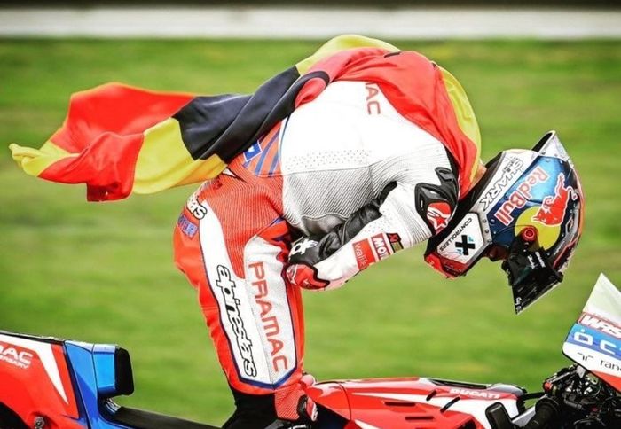 Bendera Spanyol jimat Jorge Martin