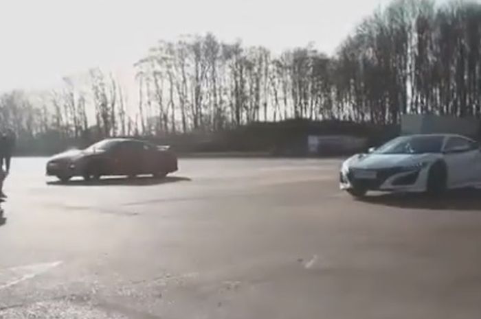 Acura NSX vs Nissan GT-R
