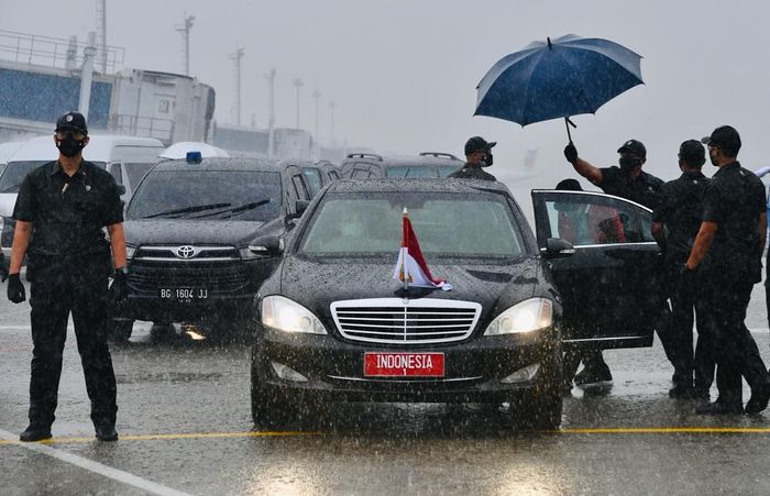 Presiden Indonesia, Joko Widodo dijemput gunakan mobil dinas Mercedes-Benz S600 Guard di Bandara Udara Sultan Mahmud Badaruddin II.